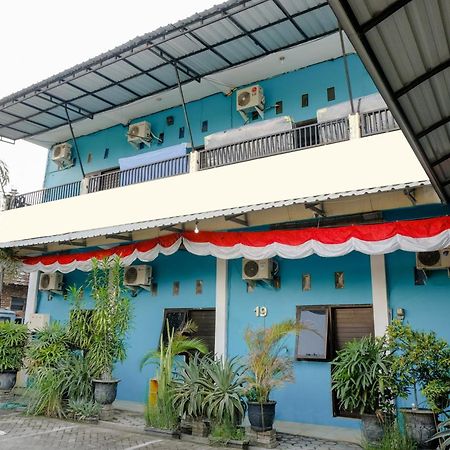 Oyo 1784 Hj. Aniek Residence Madiun Exterior foto