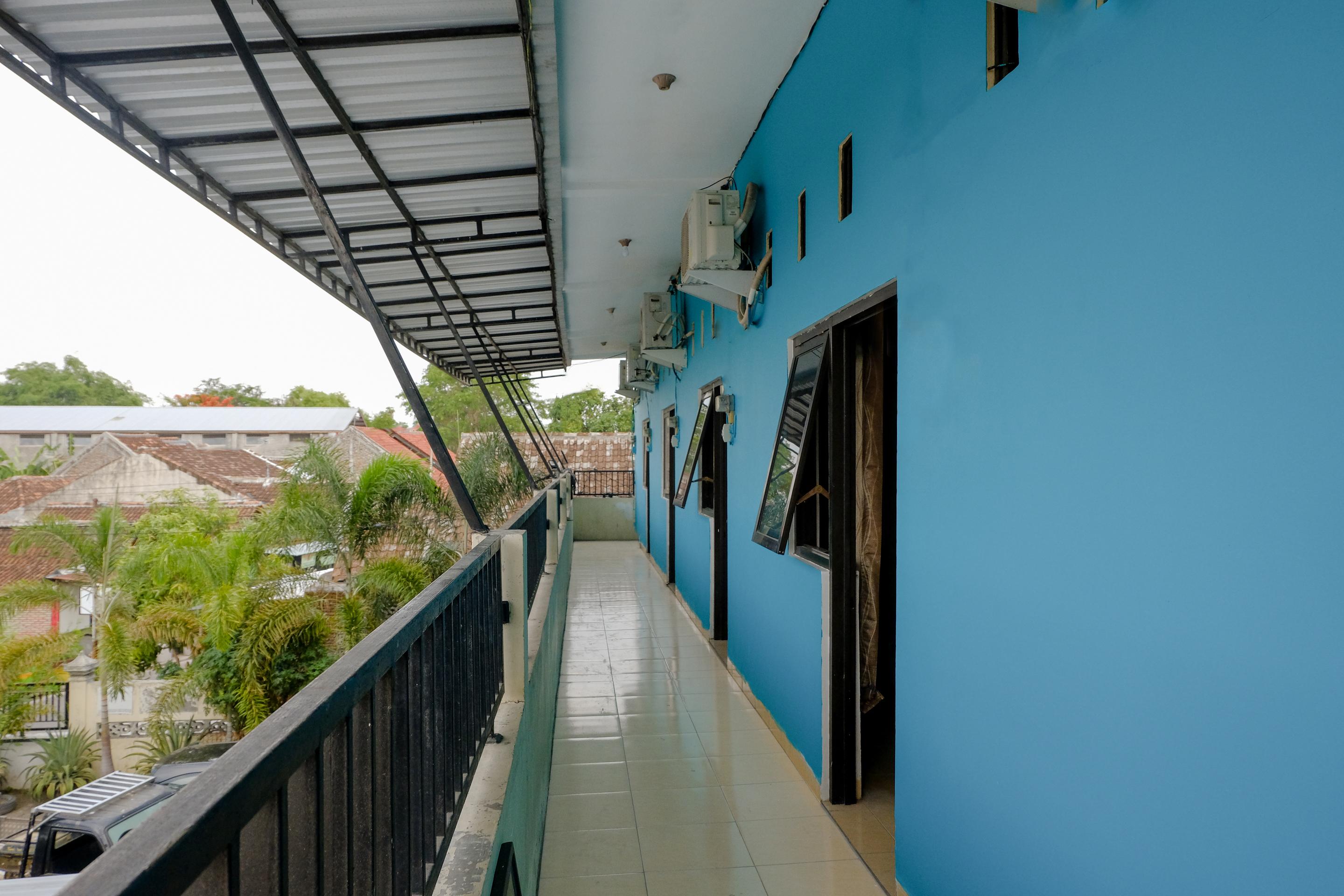 Oyo 1784 Hj. Aniek Residence Madiun Exterior foto