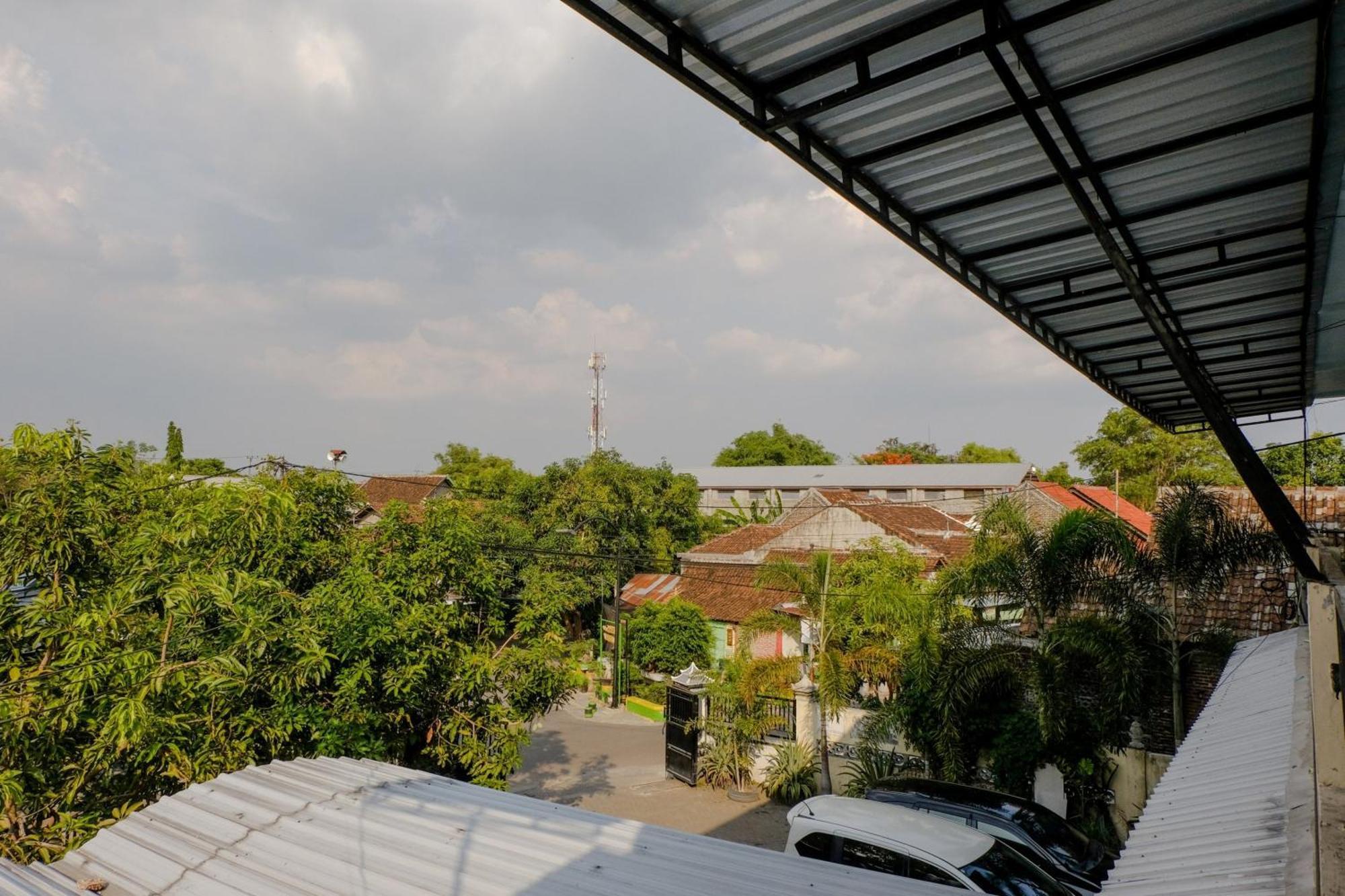 Oyo 1784 Hj. Aniek Residence Madiun Exterior foto