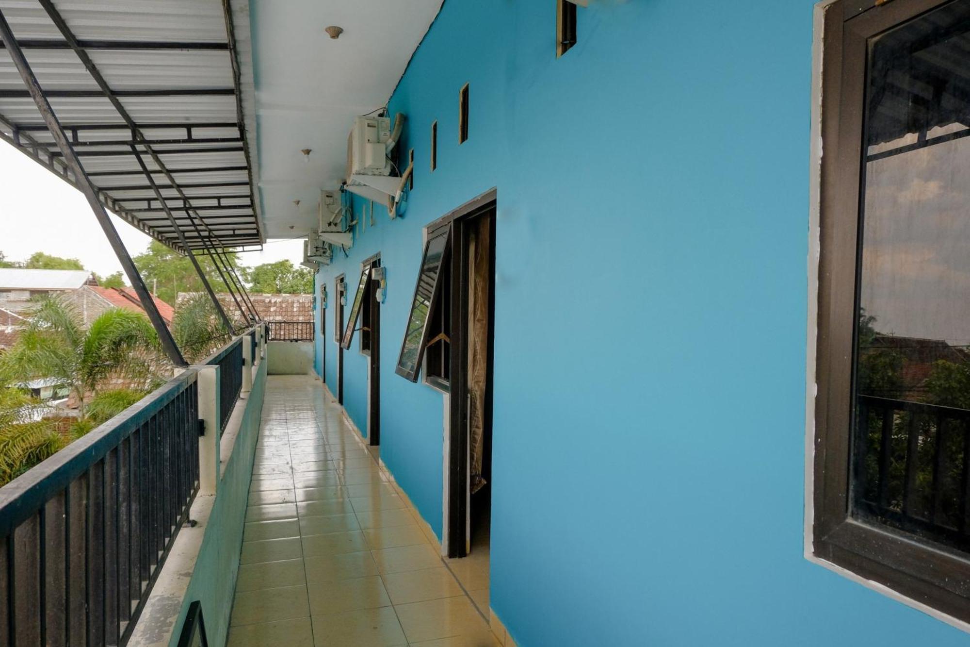 Oyo 1784 Hj. Aniek Residence Madiun Exterior foto