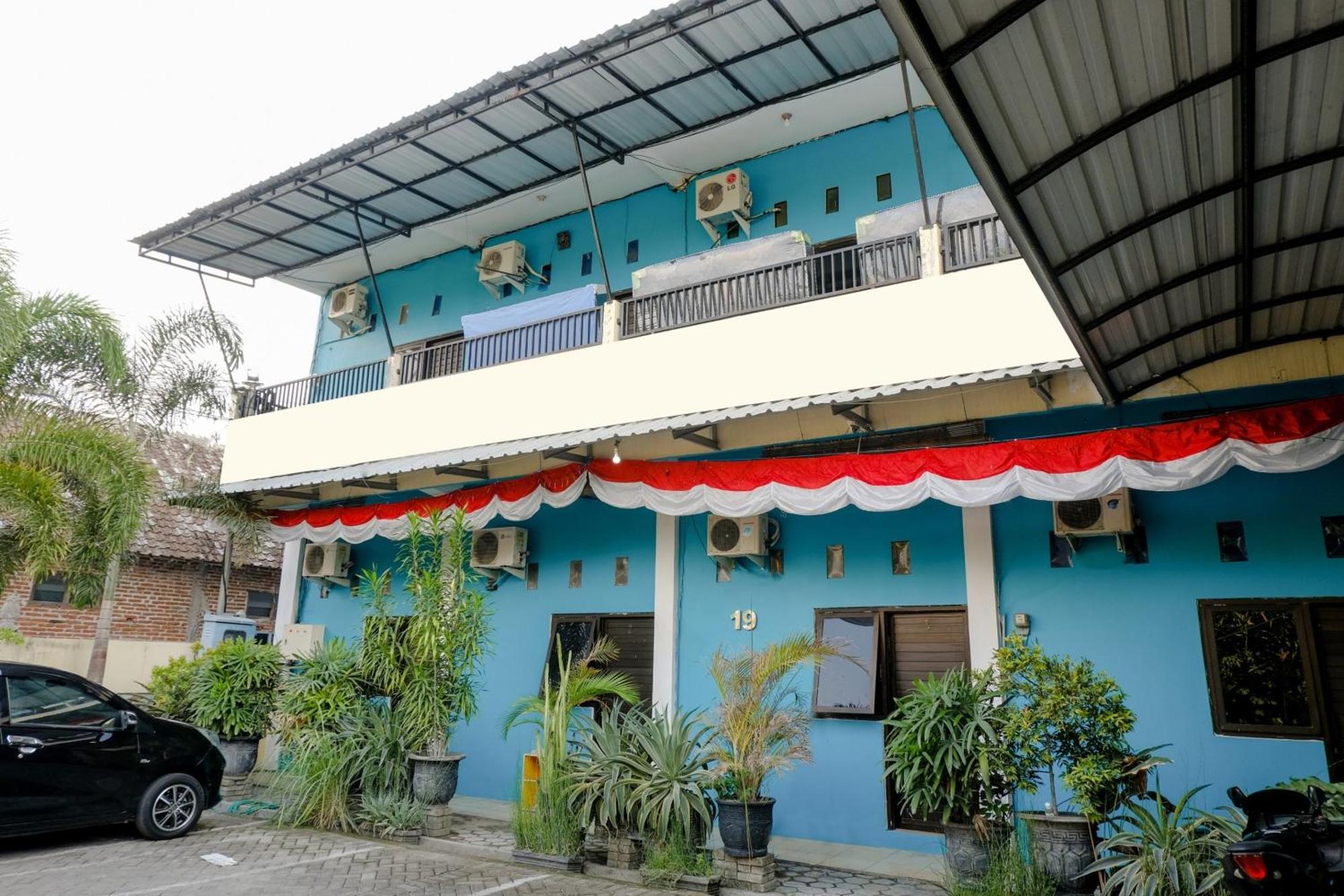 Oyo 1784 Hj. Aniek Residence Madiun Exterior foto